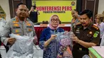Menteri Pemberdayaan Perempuan dan Perlindungan Anak, Arifah Choiri Fauzi (tengah) memegang barang bukti terkait penyelidikan kasus pelecehan anak di salah satu pusat penitipan anak, Yogyakarta pada Senin 27 April 2026. (DEVI RAHMAN/AFP)