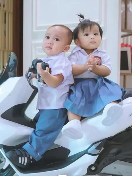 Rayyanza Malik Ahmad bak anak sekolahan ini semakin viral usai berfoto dengan anak Atta dan Aurel, Ameena. Foto Rayyanza dan Ameena pakai seragam ini disebut bak Dilan dan Milea versi balita. (Liputan6.com/IG/raffinagita1717)