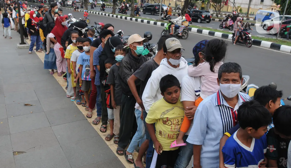 Warga mengantre untuk mendapatkan takjil di depan Kantor Pemerintah Daerah Kabupaten Bogor, Cibinong, Minggu (17/4/2022). Setiap hari selama bulan Ramadhan Pemkab Bogor menyediakan sekitar 400 hingga 500 paket takjil yang berasal dari dinas- dinas di lingkungan Pemkab Bogor (merdeka.com/Arie Basuki