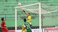 Kiper Semen Padang, Jandia Eka Putra, mengamankan gawangnya dari serangan PS TNI pada laga 8 besar Piala Jenderal Sudirman di Stadion Manahan, Solo, Sabtu (12/12/2015). (Bola.com/Nick Hanoatubun)