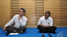 Pimpinan KPK, Busyro Muqoddas (kanan) didampingi Deputi Pencegahan KPK Johan Budi (kiri) saat melakukan dialog dengan awak media di Gedung KPK, Jakarta, Selasa (16/12/2014). (Liputan6.com/Miftahul Hayat)