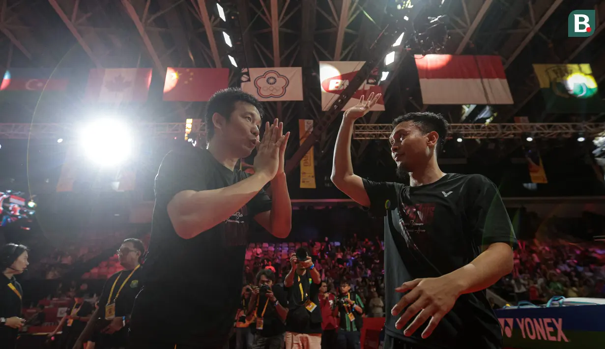 <p>Pebulu tangkis ganda putra Indonesia, Mohammad Ahsan/Hendra Setiawan melakukan victory lap dalam acara 'Moment of Honor The Daddies' sebelum laga final Indonesia Masters 2025 di Istora Senayan, Jakarta, Minggu (26/01/2025). (Bola.com/Bagaskara Lazuardi)</p>