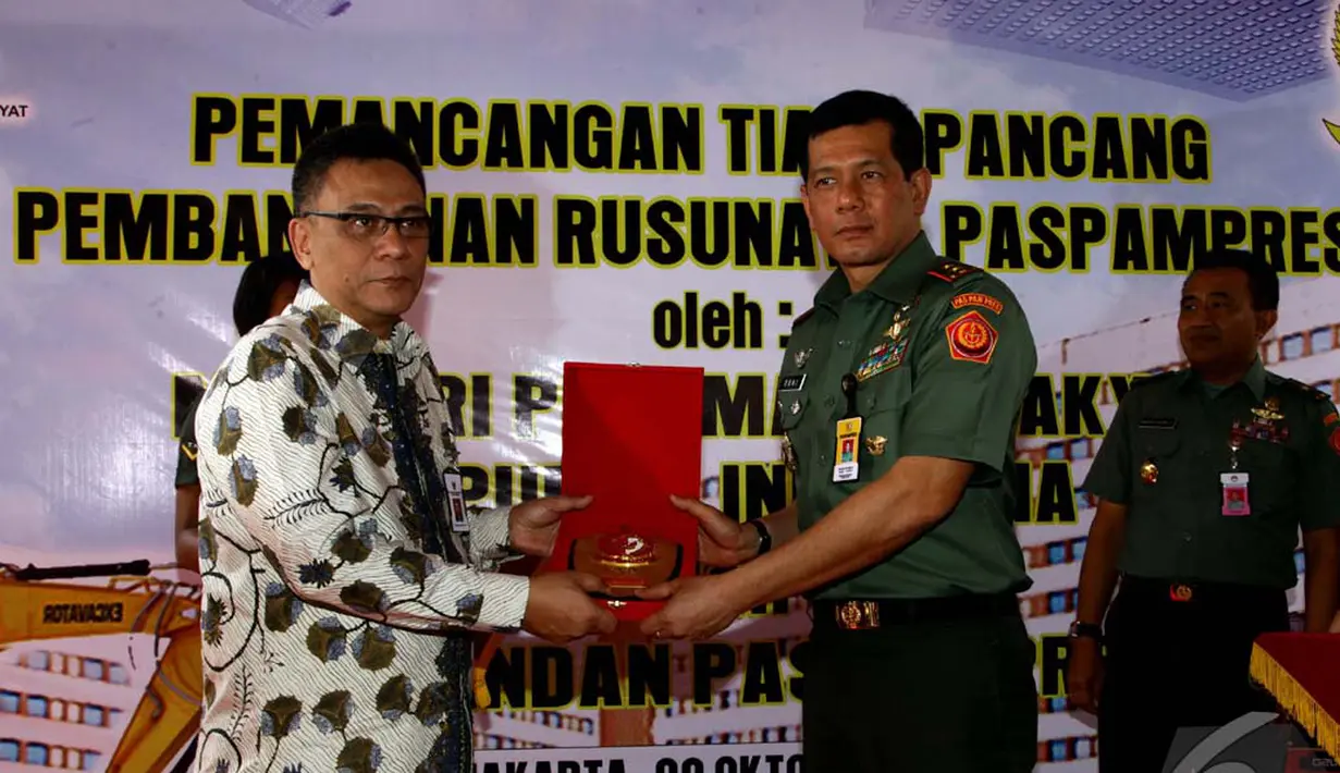 Komandan Paspampres Mayjen TNI Doni Monardo bersama Sekretaris Kementerian Perumahan Rakyat (Sesmenpera) Rildo Ananda Anwar di acara peresmian Rusunawa Paspampres, Jakpus, Kamis (2/10/2014) (Liputan6.com/Johan Tallo)