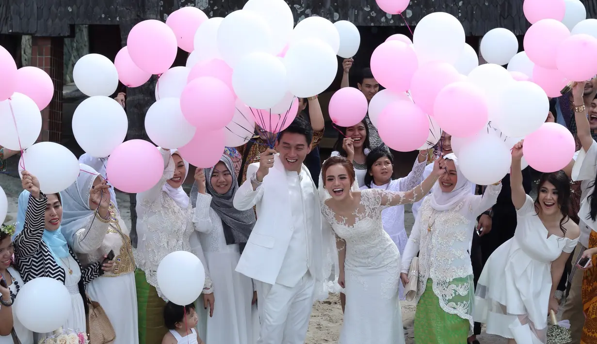 Ifan memiliki alasan, kenapa upacara pernikahannya sengaja dipilih bukan hari libur. Lelaki 33 tahun itu beralasan, saat akhir tahun anak-anak band banyak disibukkan dengan kegiatan manggung. (Galih W. Satria/Bintang.com)