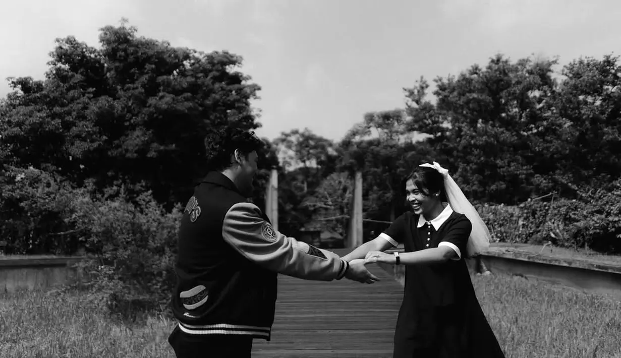 Dengan mengenakan outfit nuansa navy, keduanya tampak begitu elegan.  [Foto: Instagram/ Gregoria Mariska]