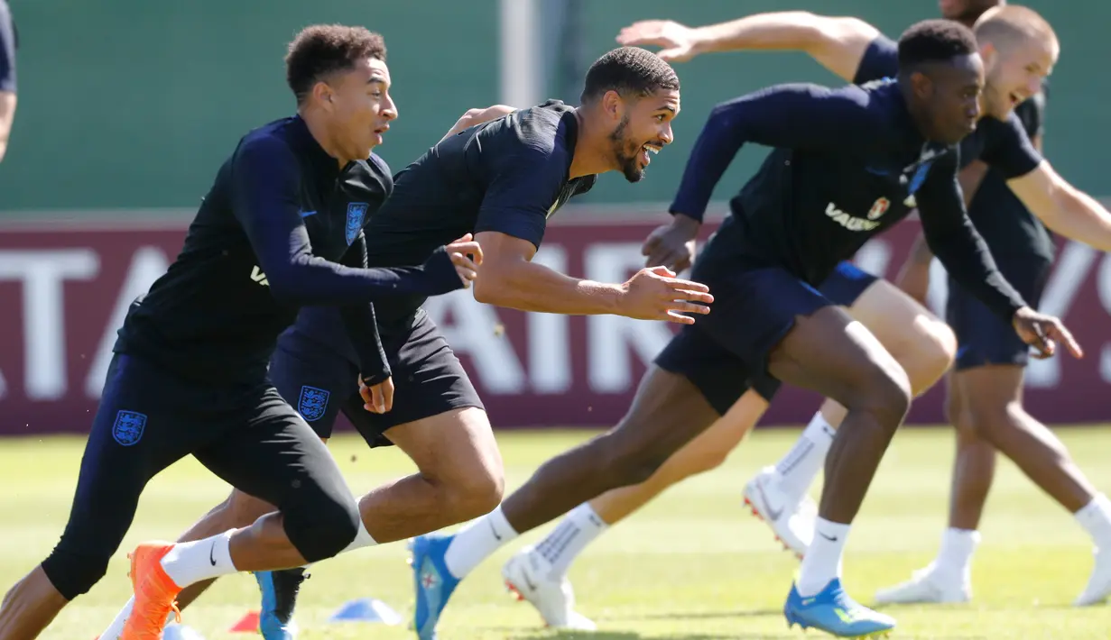 Para pemain Inggris saat mengikuti latihan jelang menghadapi Belgia pada grup G Piala Dunia 2018 di Zelenogorsk dekat St. Petersburg, Rusia, (27/6). Inggris telah mengumpulkan 6 poin sama seperti Belgia di grup tersebut. (AP Photo/Dmitri Lovetsky)