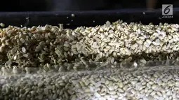 Bahan baku kedelai untuk pembuatan tempe, Kemayoran, Jakarta, Kamis (6/9). Harga bahan baku kedelai untuk produksi tempe meningkat dari Rp 6.500 menjadi Rp 7.700 pascanilai tukar dolar mengalami kenaikan terhadap rupiah. (Liputan6.com/Herman Zakharia)