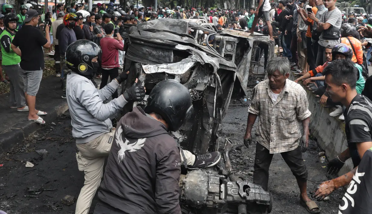 Kondisi di depan Mako Brimob, Kwitang, Jakarta Pusat, pada Jumat (29/8) pagi masih memanas. (merdeka.com/Arie Basuki)