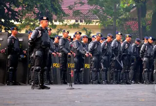 Ratusan personel Brimob mengikuti gelar pasukan pengamanan KAA di Mako Brimob Kelapa Dua, Depok, Selasa (14/5/2015). Sebanyak 3.000 personel Brimob Polri diterjunkan mengawal Konferensi Tingkat Tinggi Asia-Afrika. (Liputan6.com/Yoppy Renato)