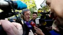 Michel Platini memberikan ketarangan kepada wartawan saat tiba di Pengadilan Arbitrase Olahraga Internasional (CAS) di Lausanne, Swiss (29/4). Platini mengajukan banding atas skorsing enam tahun yang dijatuhkan FIFA kepadanya. (REUTERS/Denis Balibouse)