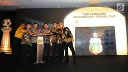 Irwasum Polri Komjen Putut Eko Bayuseno (tengah) bersama CEO Bhayangkara FC, Irjen Royke Lumowa (ketiga kanan) menekan tombol peluncuran tim Bhayangkara FC di Jakarta, Jumat (23/2). (Liputan6.com/Helmi Fithriansyah)