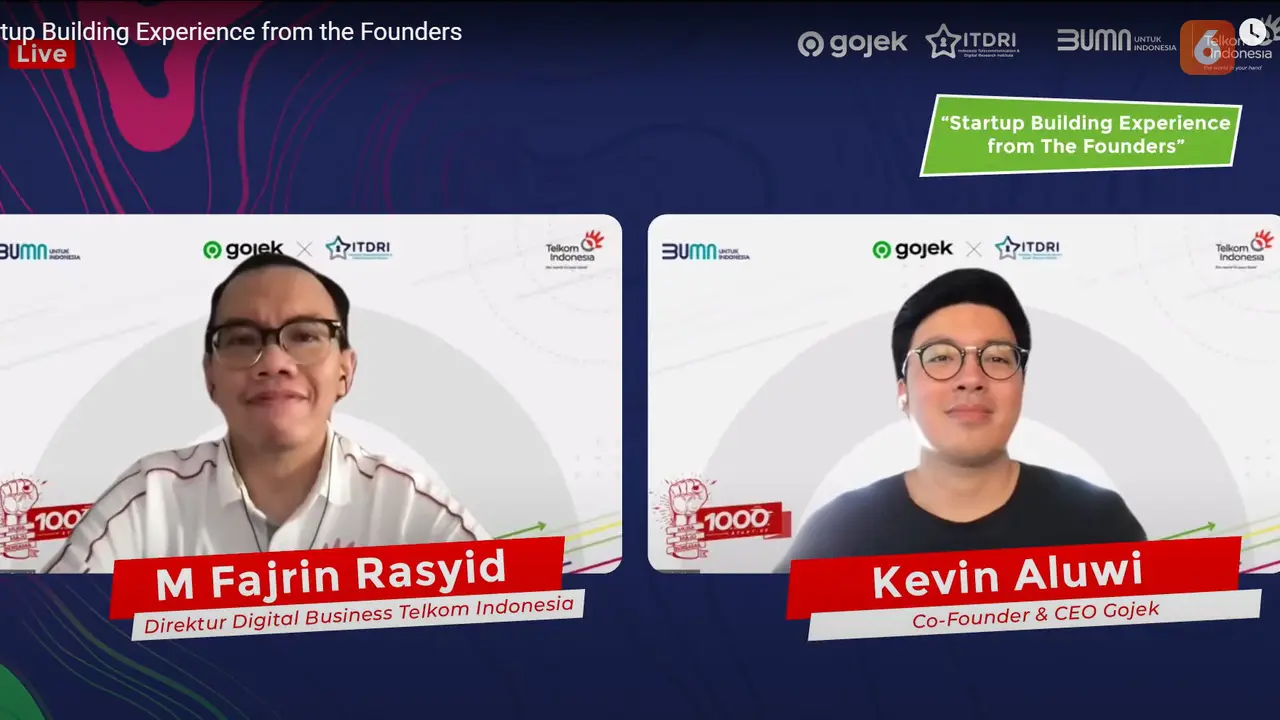 Direktur Bisnis Digital Telkom M. Fajrin Rasyid (kiri) dan Co-Founder Sekaligus CEO Gojek Kevin Aluwi