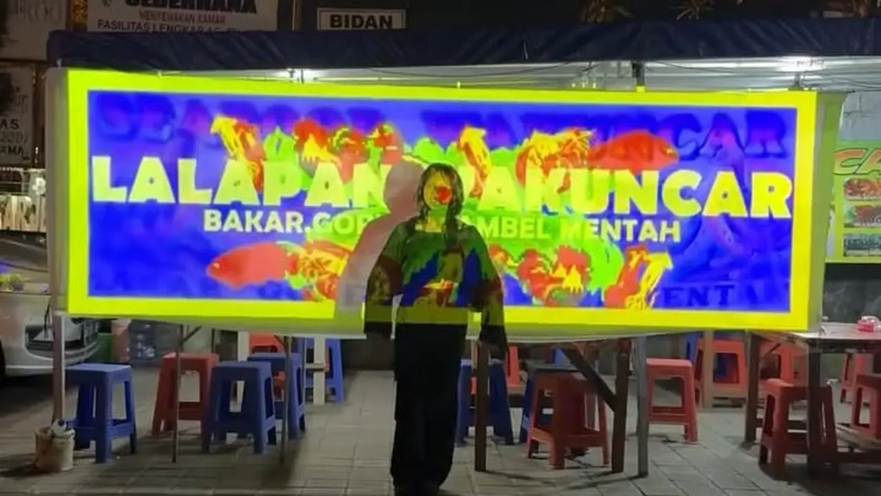 Warung Pecel Lele di Denpasar Disulap Jadi Instalasi Projection Mapping oleh Dian Yuniastu