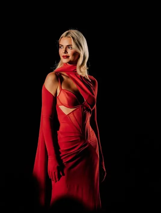 Serasi dengan dressnya, Kendall mengaplikasikan lipstik merah matte serta blush on meronanya. Rambut blondenya dibiarkan terurai belah dua. [@kendalljenner]