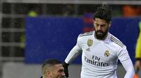 Gelandang Real Madrid, Isco berusaha melewati pemain Eibar, Anaitz Arbilla pada pertandingan lanjutan Liga Spanyol di  stadion Ipurua (9/11/2019). Real Madrid menang telak 4-0 atas Eibar. (AP Photo/Alvaro Barrientos)