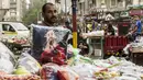 Seorang pedagang menunjukan bantal bertema Mohamed Salah di Kairo, Mesir, Senin (30/5/2018). Menjadi pahlawan baru bagi rakyat Mesir, pernak pernik Mohamad Salah laris manis. (AFP/Khaled Desouki)
