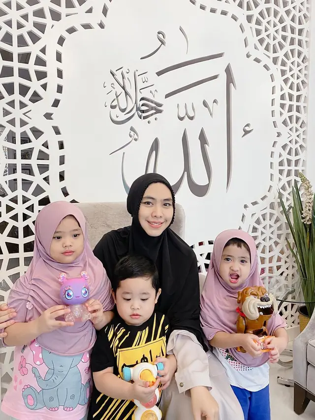 Hamil Anak Ke-4, Ini 7 Potret Seru Oki Setiana Dewi dengan Buah Hatinya