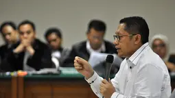 Anas Urbaningrum tampak mengenakan kemeja putih saat menjalani sidang dengan agenda pemeriksaan terdakwa yang digelar di Pengadilan Tipikor, Jakarta, Kamis (4/9/14). (Liputan6.com/Miftahul Hayat) 