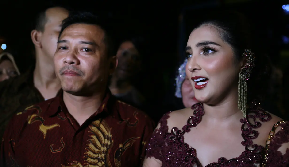 Dari sekian banyak selebriti yang hadir, terlihat pasangan Anang Hermansyah dan Ashanty yang muncul di keramaian tersebut. Pasangan ini menyampaikan kesannya bisa hadir di acara orang nomor satu di Indonesia. (Adrian Putra/Bintang.com)