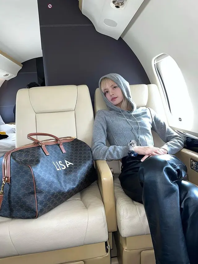 6 Potret Lisa BLACKPINK Naik Jet Pribadi, Hadiri Fashion Show Celine Men 2023
