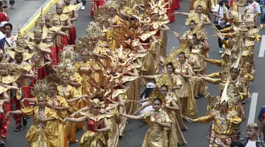 Peserta menggunakan pakaian tradisional turut meramaikan pawai obor Asian Para Games 2018 di Jakarta, Minggu (30/9). Nantinya api obor ini akan diarak di 17 titik lokasi di Ibu Kota. (Liputan6.com/Herman Zakahria)