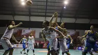 Para pebasket Satria Muda dan Pelita Jaya berebut bola pada laga IBL seri 1 di Hall A Senayan, Jakarta, Sabtu (16/1/2016). (Bola.com/Vitalis Yogi Trisna)