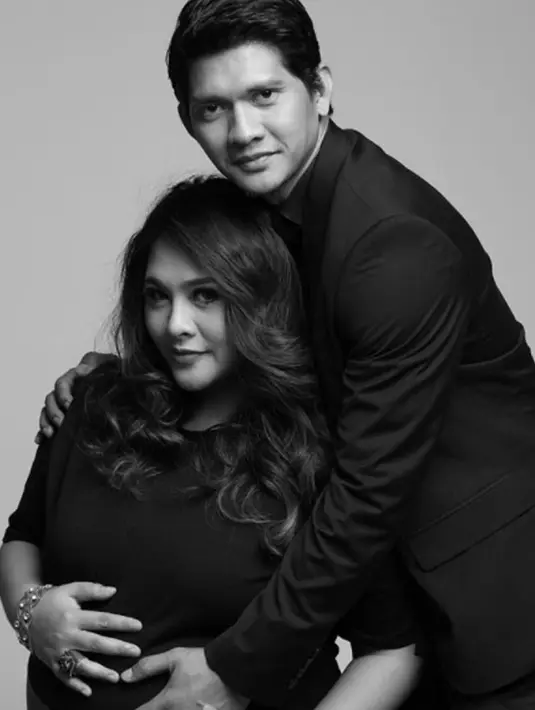 Lihat betapa mesranya Iko Uwais saat menyentuh perut dari Audy Item. (Foto: instagram.com/audyitem)