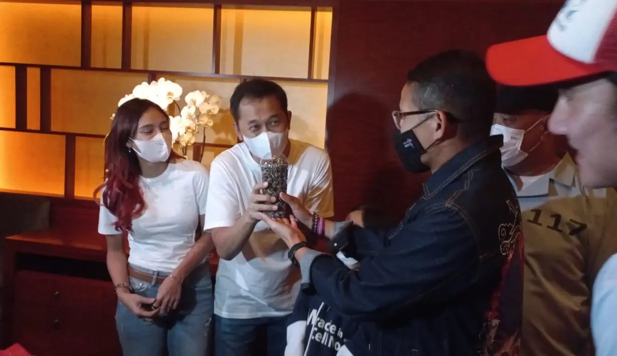 Showbiz Liputan6.com lantas menanyai Hanung Bramantyo seraya menyebut 5 juta penonton Miracle In Cell No. 7 sebagai kado indah untuk ulang tahunnya yang ke-47. Mendengar ini, Sandiaga Uno kaget. Ia pun spontan menyanyikan “Happy Birthday” seraya bertepuk tangan. Sang Menteri lantas menyerahkan segelas pop corn bersalut cokelat untuk sutradara film Ayat-ayat Cinta. Hanung Bramantyo semringah menerima kado spontanitas ala Sandiaga Uno.