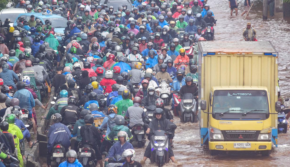 Namun, hingga saat ini curah hujan masih tergolong tinggi sehingga genangan di beberapa ruas jalan utama diperkirakan belum akan surut dalam waktu dekat. Tampak dalam foto, antrean pengendara motor yang mencoba menerobos banjir di Jalan Daan Mogot, Jakarta, Jumat (23/1/02026). (merdeka.com/ Arie Basuki)