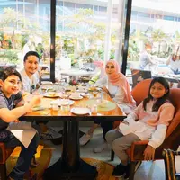 Mengawali tahun 2018 ini, ada perbedaan pada presenter infotainment, Fenita Arie. Istri dari presenter Arie Untung itu tampil mengenakan hijab. (Instagram/ariekuntung)