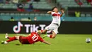 Pemain Swiss Granit Xhaka (kiri) berebut bola dengan pemain Turki Cengiz Under pada pertandingan Grup A Euro 2020 di Stadion Olimpiade Baku, Baku, Azerbaijan, Minggu (20/6/2021). Swiss menang 3-1. (Ozan Kose/Pool via AP)