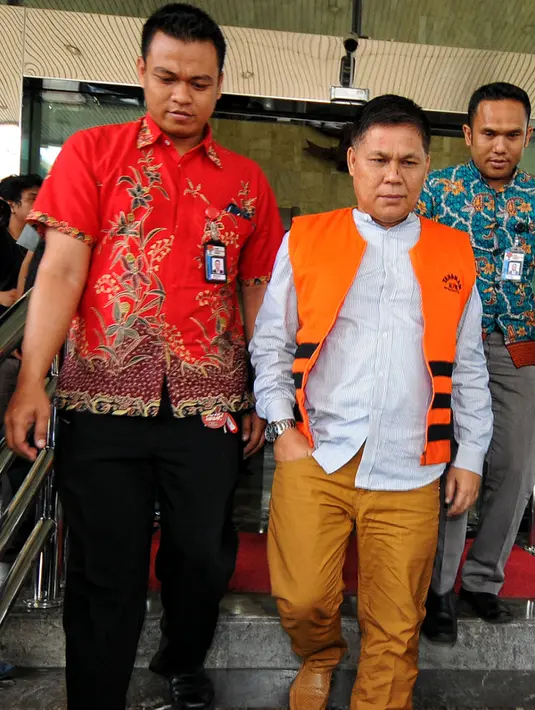 Tersangka Anggota DPRD Muba, Adam Munandar berjalan keluar usai menjalani pemeriksaan di gedung KPK, Jakarta, Jum'at (24/7/2015). Adam diperiksa KPK terkait dugaan suap persetujuan Laporan Keterangan Pertanggungjawaban 2014. (Liputan6.com/Yoppy Renato)