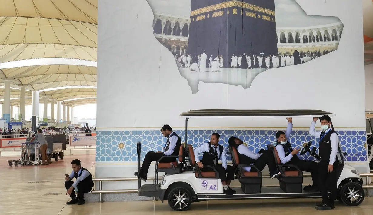 Suhu diperkirakan akan mencapai rata-rata maksimum 43,6 derajat Celcius di Mekkah dan 43 derajat Celcius di Madinah. (AP Photo/Amr Nabil)