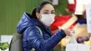 Seorang wanita berbelanja di sebuah supermarket di Ankara, Turki (30/3/2020). Pada Senin (30/3), Turki mengumumkan 37 kematian baru akibat COVID-19, sedangkan total kasus infeksi di negara tersebut bertambah menjadi 10.827 kasus. (Xinhua/Mustafa Kaya)