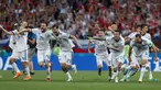 Pemain Rusia berselebrasi setelah sang kiper, Igor Akinfeev menahan tendangan penalti timnas Spanyol pada babak 16 besar Piala Dunia 2018 di Stadion Luzhniki, Minggu (1/7). Rusia lolos ke perempat final setelah menang adu penalti 4-3. (AP/Manu Fernandez)