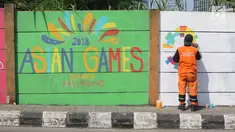 Petugas PPSU Kelurahan Kuningan Timur membuat lukisan mural bertema Asian Games 2018 di Jalan Perintis, Jakarta, Kamis (5/7). Mural tersebut untuk menyambut dan memeriahkan pelaksanaan Asian Games 2018. (Liputan6.com/Arya Manggala)