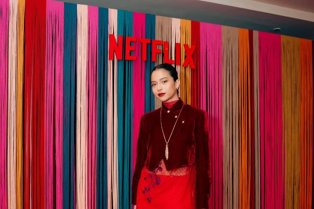 Putri Marino kenakan kebaya janggan velvet merah