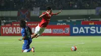 Pemain Persib Bandung, Haryono (kiri) menahan laju  pemain Persija Jakarta, Amarzukih pada laga TSC 2016 di Stadion GBLA, Bandung, (17/7/2016). Persib ditahan Persija 0-0. (Bola.com/Nicklas Hanoatubun)