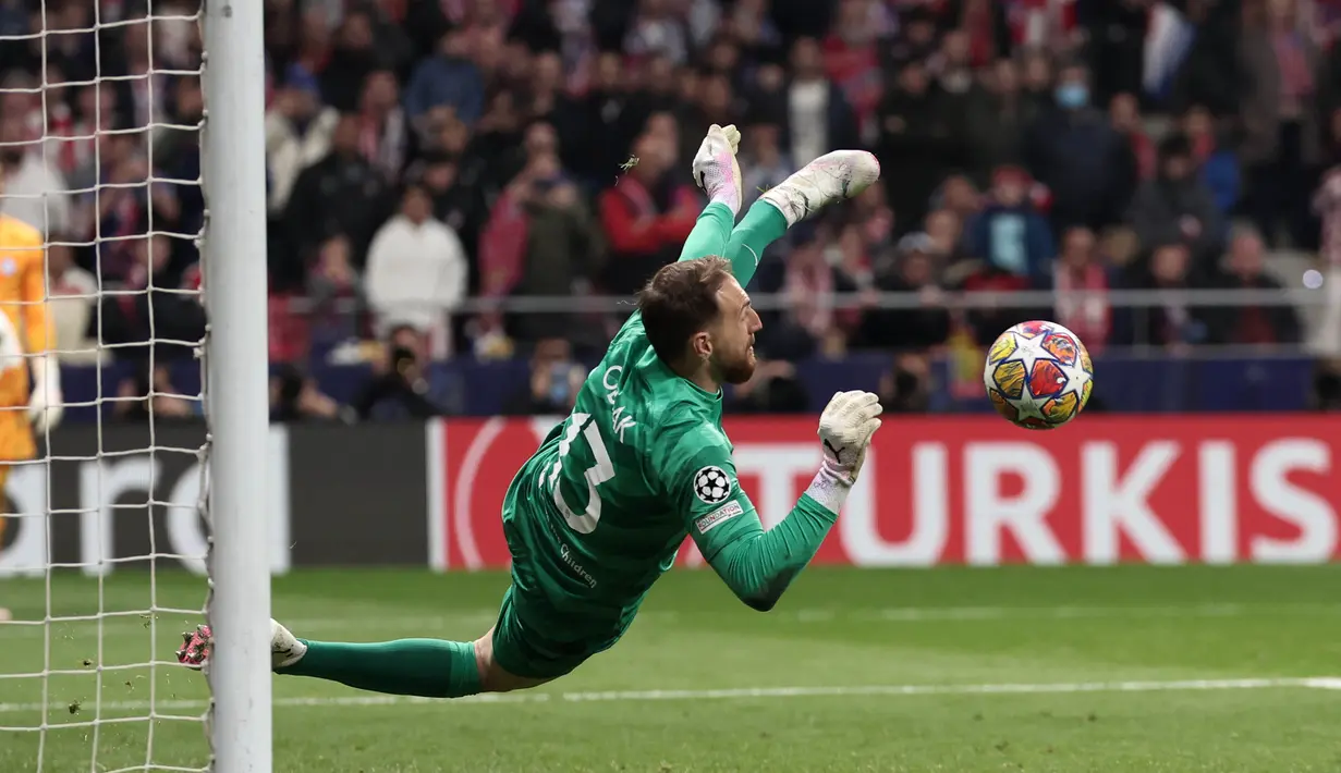 Kiper Atletico Madrid, Jan Oblak, berhasil menghalau bola saat adu penalti melawan Inter Milan dalam laga leg kedua babak 16 besar Liga Champions di Estadio Metropolitano, Kamis (14/3/2024). (AFP/Thomas Coex)