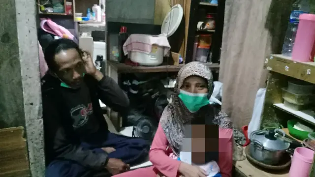 Balita Laila Fitriyah bersama orang tuanya Surahman (41) dan Yuliani (34) (Liputan6.com/Dian Kurniawan)