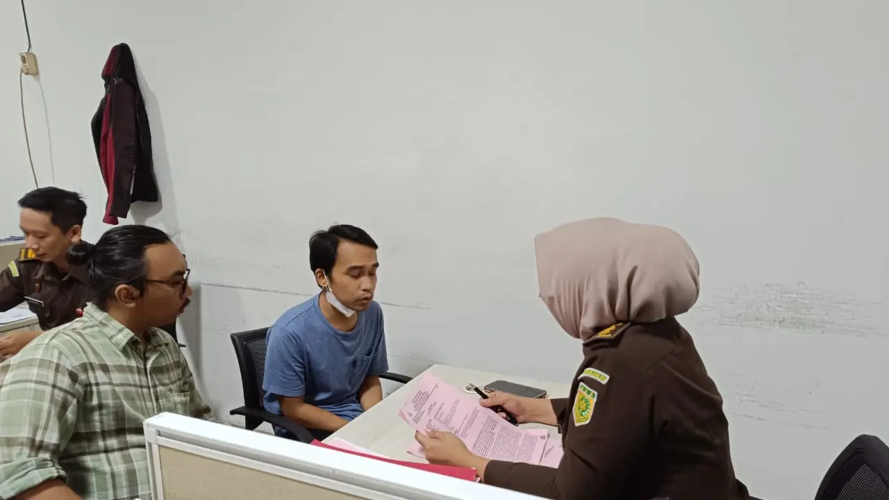 Tersangka Aulia Rahman (baju biru) saat dilimpahkan ke Jaksa  Penuntut Umum, Kejari Bandar Lampung. Foto (Istimewa)