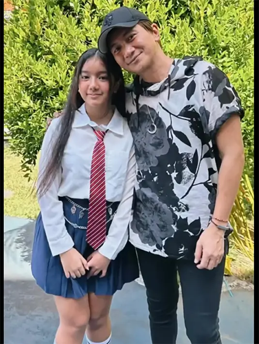 Meski hanya sebentar, Anji sangat senang bisa menemani putrinya. "Jatuh cinta sama DIA. Walau hanya beberapa jam, senang sekali bisa bertemu 💚," tulis Anji sebagai keterangan video singkat yang diunggah 13 Juni. [Instagram/duniamanji]
