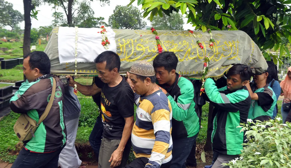 "Komunitas saya se-Jabodetabek dari kemaren udah rencana, pengawalan buat mak Laila. Walaupun kita enggak saling kenal. Ini bentuk Solidaritas dari ojek online, kita enggak ada disuruh,” ungkap salah satu driver. (Nurwahyunan/Bintang.com)