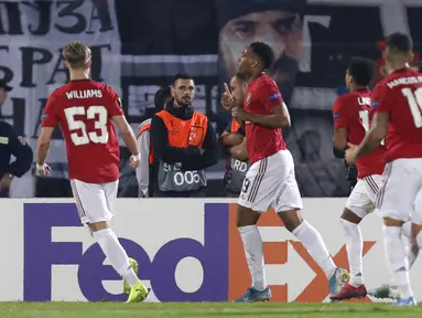 Penyerang Manchester United, Anthony Martial (tengah) berselebrasi usai mencetak gol lewat titik penalti ke gawang Partizan Belgrade pada pertandingan lanjutan Grup L Liga Europa di stadion Partizan, Belgrade, Serbia (24/10/2019). MU menang tipis 0-1 atas Partizan Belgrade. (AP Photo/Darko Vojinov)