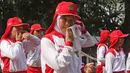 Sejumlah calon anggota Pasukan Pengibar Bendera (Paskibra) Nasional 2019 beristirahat seusai mengikuti latihan di PPPON Cibubur, Jakarta, Selasa (30/7/2019). Saat ini, 68 orang anggota Paskibraka nasional 2019 sedang menjalani pendidikan dan pelatihan intensif. (Liputan6.com/Herman Zakharia)