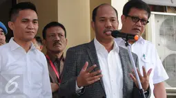 Ketua tim hukum Basuki Tjahaja Purnama atau Ahok, Sirra Prayuna memberikan keterangan pers di Bareskrim Mabes Polri, Jakarta, Selasa (15/11). Dalam gelar perkara ini, Ahok diwakili oleh tim hukumnya sekitar 20-30 orang. (Liputan6.com/Helmi Afandi)