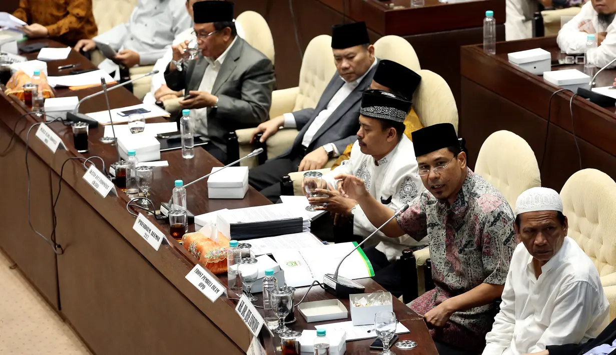 Ketua Forum Ormas Islam, Jeje Zainudin menyampaikan pendapatnya saat rapat dengar pendapat umum dengan Komisi II DPR di Kompleks Parlemen, Jakarta, Kamis (19/10). Rapat melanjutkan pembahasan Perppu Nomor 2/2017 tentang Ormas. (Liputan6.com/Johan Tallo)