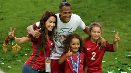 Bruno Alves dan keluarganya saat merayakan kemenangan Portugal atas Prancis pada Final Piala Eropa 2016 di  Stade de France, Saint-Denis, Prancis, (10/7/2016). Portugal menang atas Prancis 1-0. (AFP/Miguel Medina)
