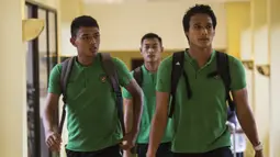 Pemain Timnas Indonesia, Dedik Setiawan dan Muhammad Ridho, bersiap saat akan menuju SUGBK dari Hotel Sultan, Jakarta, Selasa (13/11). Timnas Indonesia akan melawan Timor Leste pada laga Piala AFF 2018. (Bola.com/Vitalis Yogi Trisna)