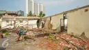 Warga merapikan genteng yang tercecer di bongkaran Gereja Protestan Minahasa di kawasan Pacuan Kuda, Pulomas, Jakarta, Senin (18/4/2016). (Liputan6.com/Gempur M Surya) 